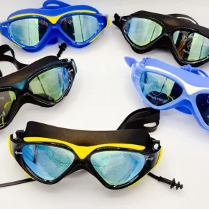 عینک شنا اسپیدو مدل 8027 | لنز پلی‌کربنات ضد بخار و UV | دارای گوش‌گیر متصل و بند قابل تنظیم